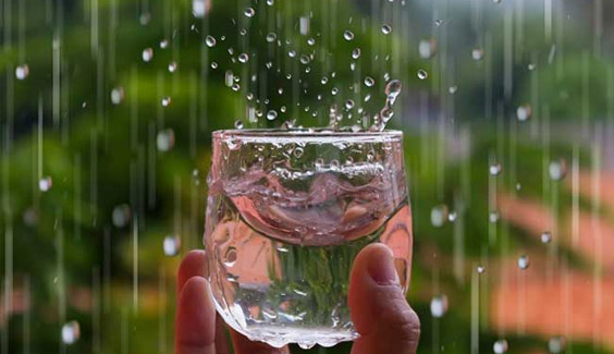 Sử dụng máy lọc nước để đáp ứng được yêu cầu kỹ thuật, loại bỏ những tạp chất tồn tại trong nước mưa do ô nhiễm môi trường gây ra.