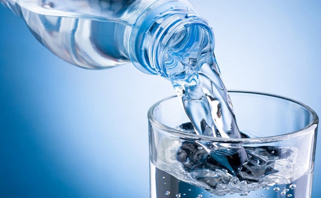 Nước uống đóng chai là loại nước sử dụng để uống trực tiếp, có thể chứa các khoáng chất và Cacbon dioxit (CO2) tự nhiê