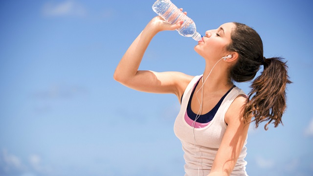 Uống nước đóng chai: Mối nguy tiềm ẩn cho sức khỏe của bạn